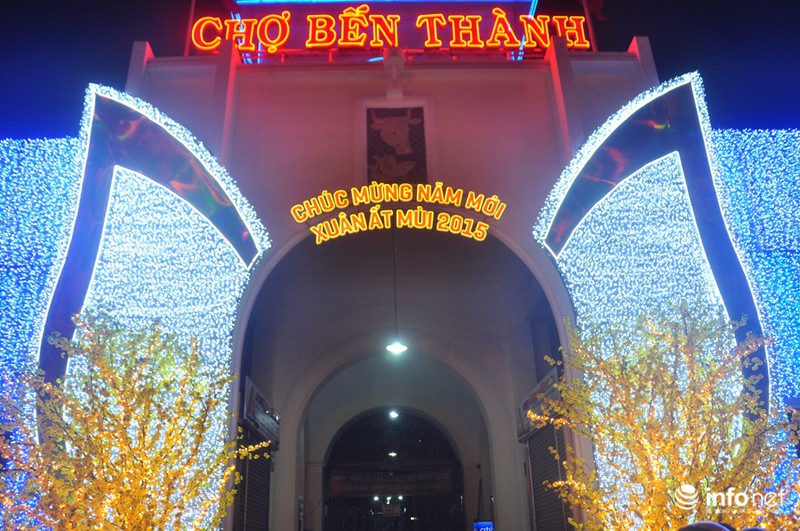 Đường phố Sài Gòn rực rỡ trước thềm năm mới - ảnh 8