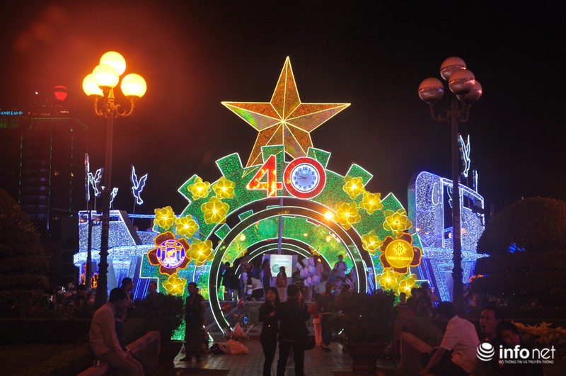 Đường phố Sài Gòn rực rỡ trước thềm năm mới - ảnh 12