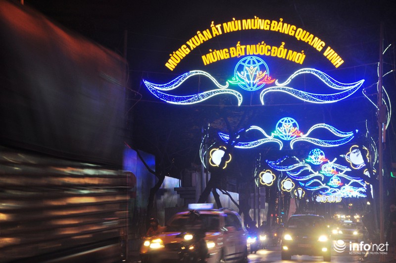 Đường phố Sài Gòn rực rỡ trước thềm năm mới - ảnh 13