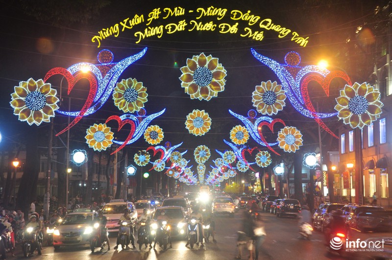 Đường phố Sài Gòn rực rỡ trước thềm năm mới - ảnh 2