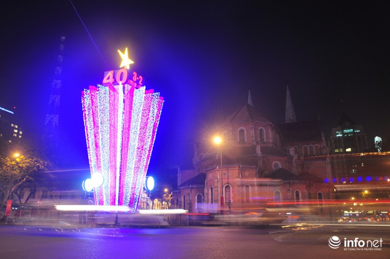 Đường phố Sài Gòn rực rỡ trước thềm năm mới - ảnh 3