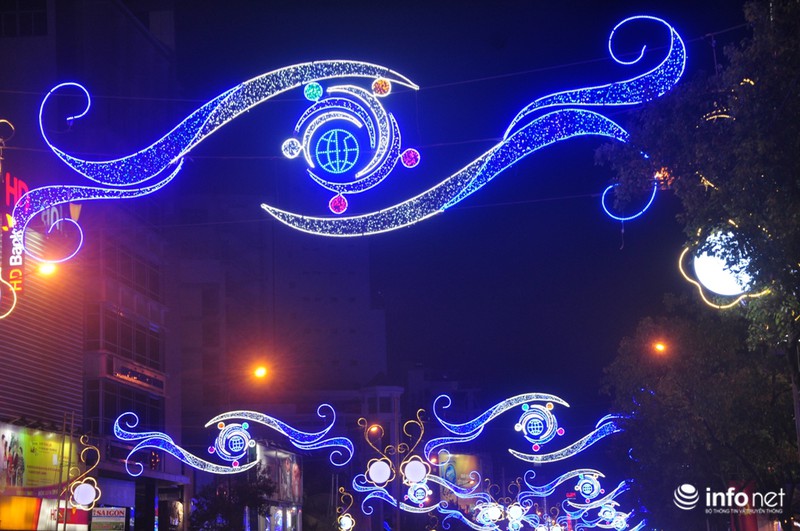 Đường phố Sài Gòn rực rỡ trước thềm năm mới - ảnh 9