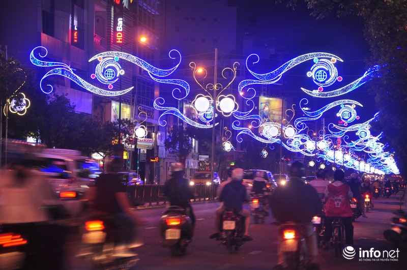 Đường phố Sài Gòn rực rỡ trước thềm năm mới - ảnh 10