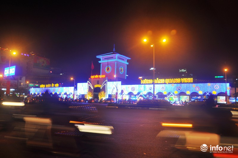 Đường phố Sài Gòn rực rỡ trước thềm năm mới - ảnh 7