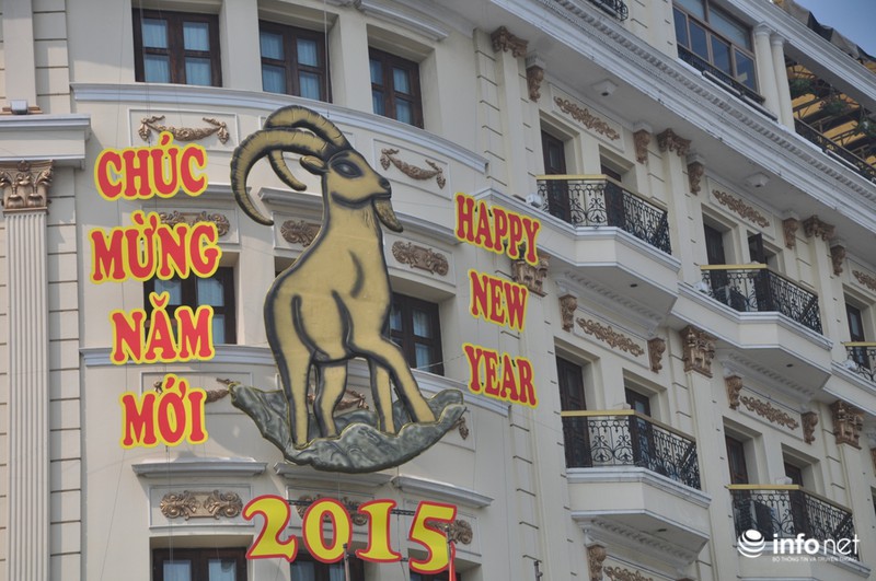 Đường phố Sài Gòn rực rỡ trước thềm năm mới - ảnh 16