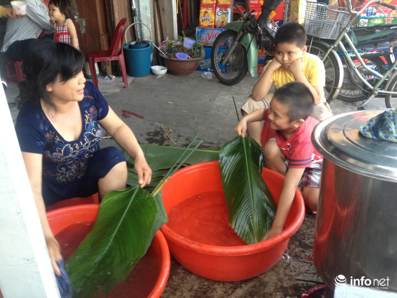 Người Sài Gòn nổi lửa luộc bánh chưng trên phố - ảnh 2