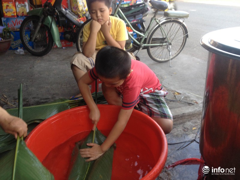 Người Sài Gòn nổi lửa luộc bánh chưng trên phố - ảnh 3