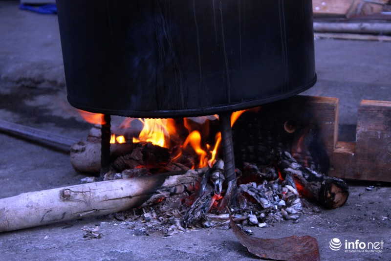 Người Sài Gòn nổi lửa luộc bánh chưng trên phố - ảnh 4