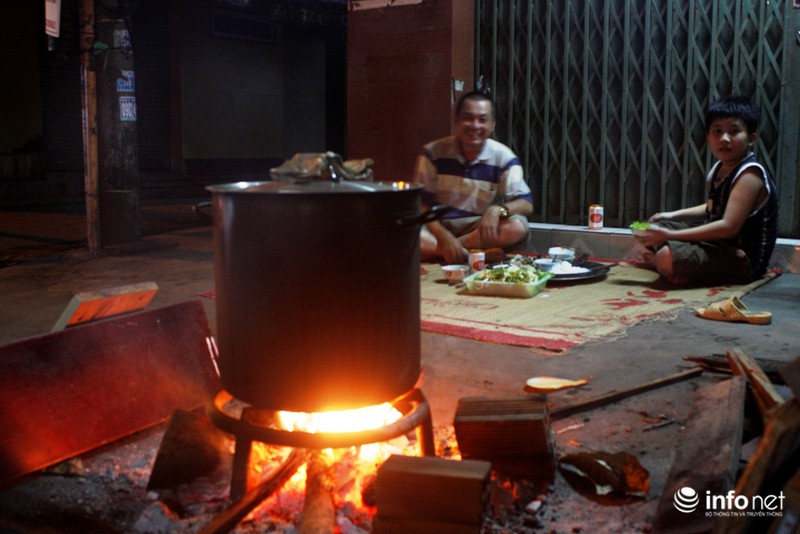 Người Sài Gòn nổi lửa luộc bánh chưng trên phố - ảnh 1