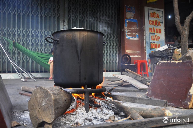 Người Sài Gòn nổi lửa luộc bánh chưng trên phố - ảnh 5