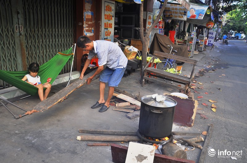 Người Sài Gòn nổi lửa luộc bánh chưng trên phố - ảnh 6