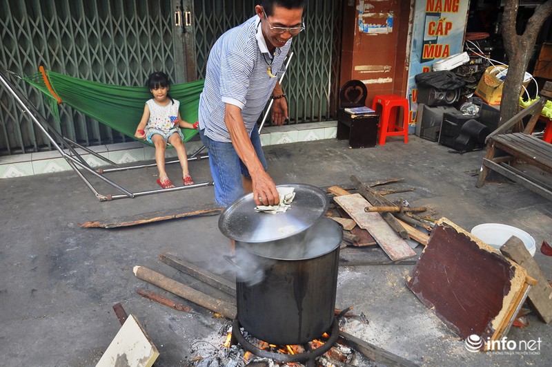 Người Sài Gòn nổi lửa luộc bánh chưng trên phố - ảnh 7