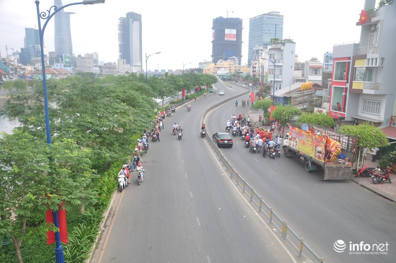 Ảnh: Đường phố Sài Gòn sáng mùng 1 Tết đẹp tựa mùa thu Hà Nội - ảnh 3