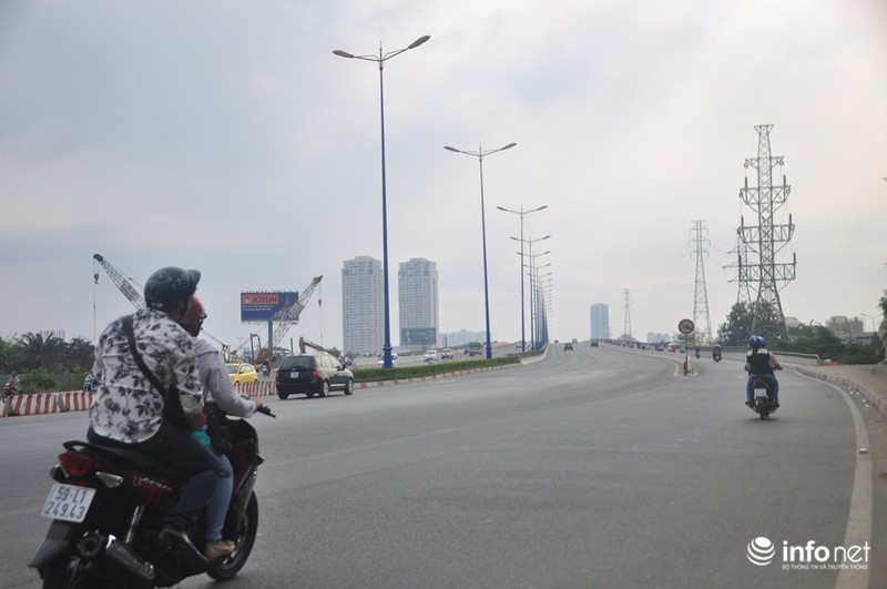 Ảnh: Đường phố Sài Gòn sáng mùng 1 Tết đẹp tựa mùa thu Hà Nội - ảnh 10