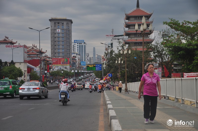 Ảnh: Đường phố Sài Gòn sáng mùng 1 Tết đẹp tựa mùa thu Hà Nội - ảnh 9