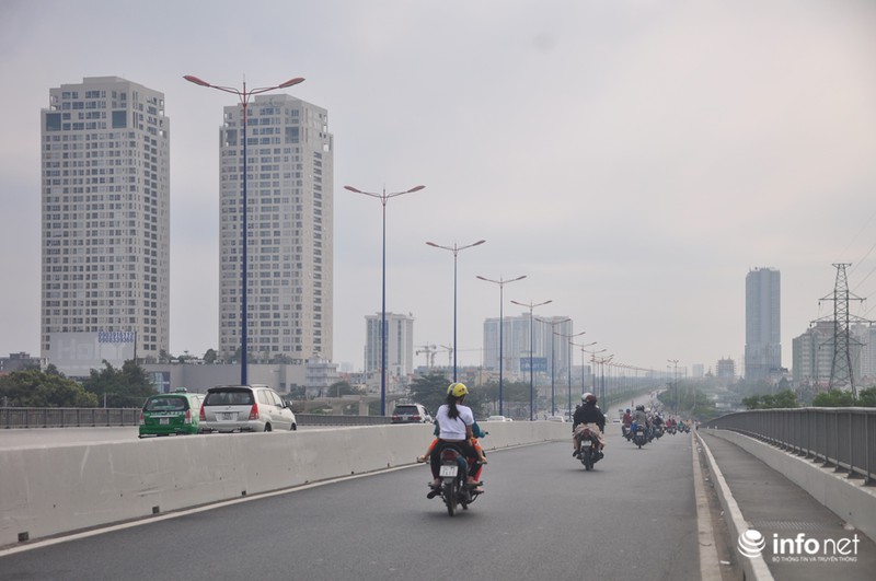 Ảnh: Đường phố Sài Gòn sáng mùng 1 Tết đẹp tựa mùa thu Hà Nội - ảnh 11