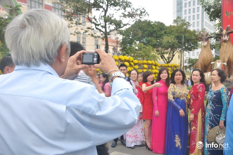 Ảnh: Đường phố Sài Gòn sáng mùng 1 Tết đẹp tựa mùa thu Hà Nội - ảnh 23