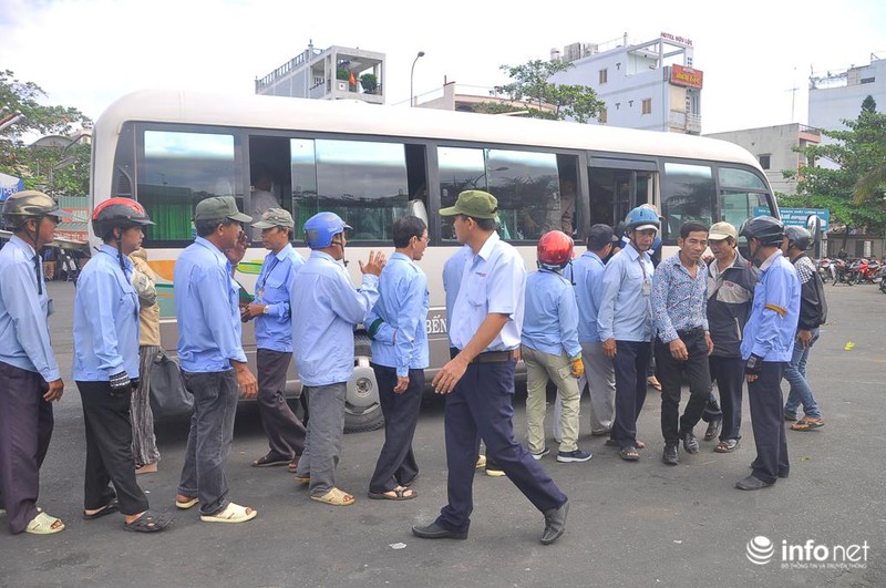 Hàng ngàn người đổ về TP.HCM sau Tết - ảnh 4