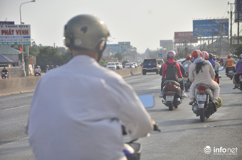 Hàng ngàn người đổ về TP.HCM sau Tết - ảnh 2