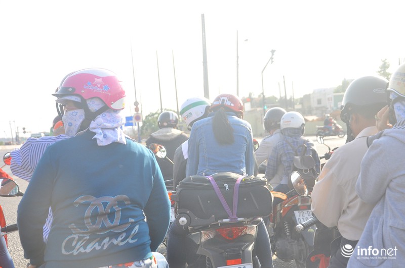 Hàng ngàn người đổ về TP.HCM sau Tết - ảnh 3