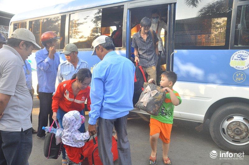 Hàng ngàn người đổ về TP.HCM sau Tết - ảnh 5