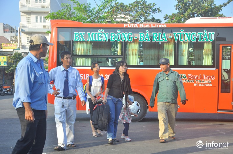 Hàng ngàn người đổ về TP.HCM sau Tết - ảnh 6