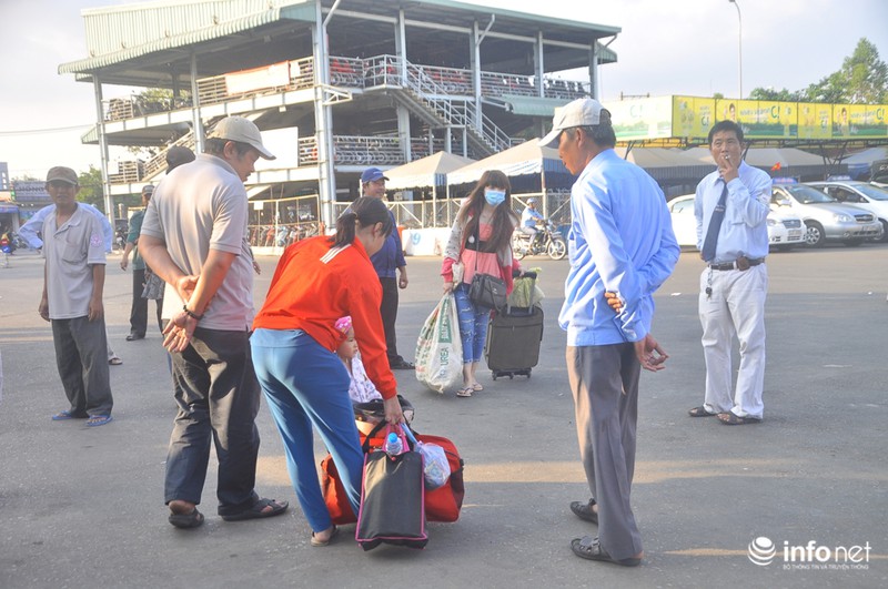 Hàng ngàn người đổ về TP.HCM sau Tết - ảnh 7