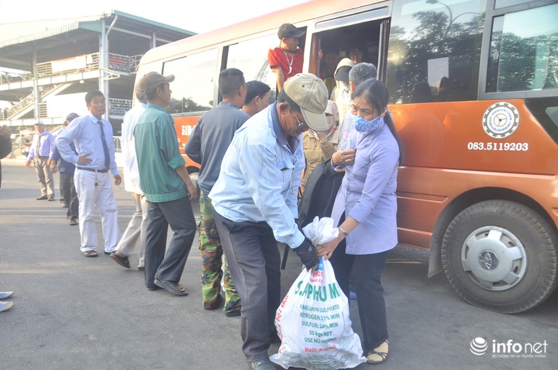 Hàng ngàn người đổ về TP.HCM sau Tết - ảnh 9