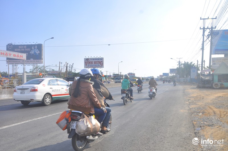 Hàng ngàn người đổ về TP.HCM sau Tết - ảnh 1