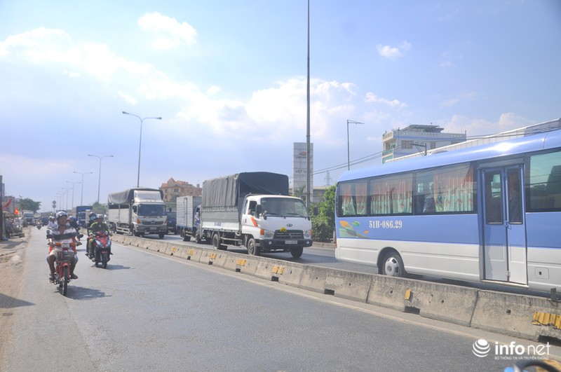 Xe tải va nhau, hàng trăm xe kẹt cứng trên Quốc lộ 1A - ảnh 5