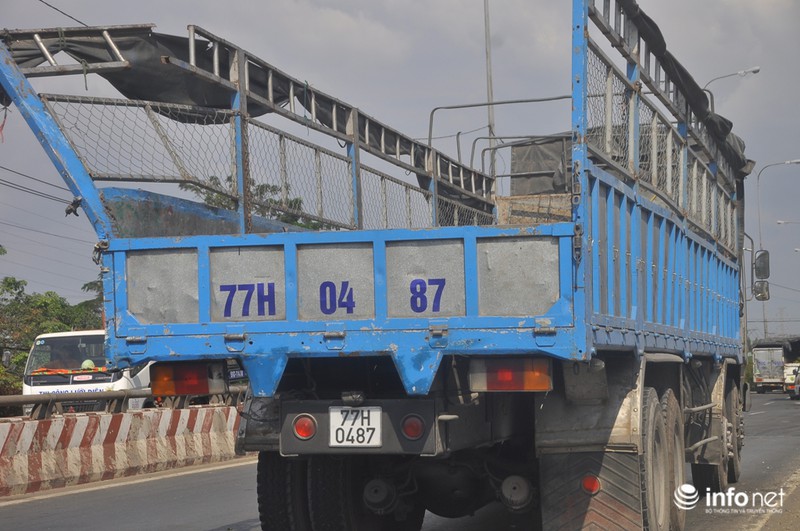 Xe tải va nhau, hàng trăm xe kẹt cứng trên Quốc lộ 1A - ảnh 1