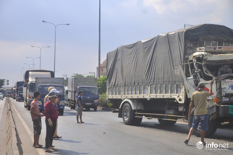 Xe tải va nhau, hàng trăm xe kẹt cứng trên Quốc lộ 1A - ảnh 6