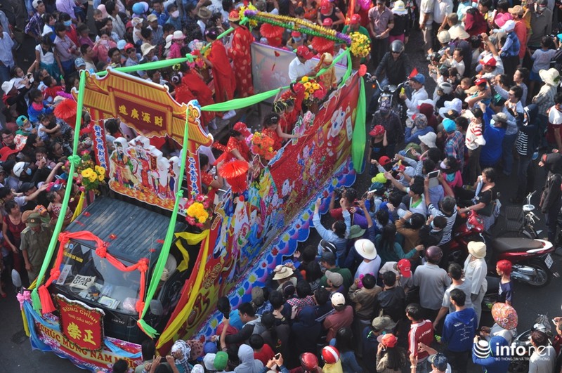 “Biển người” trong lễ rước kiệu Thiên Hậu Thánh Mẫu - ảnh 14
