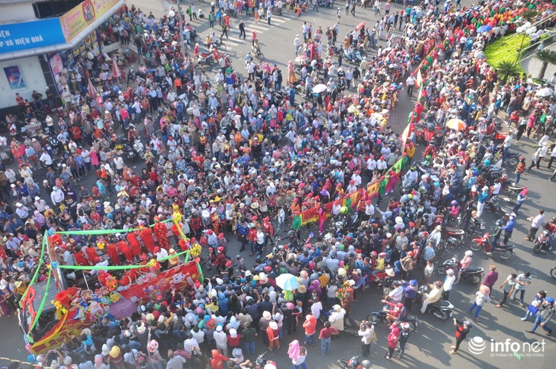 “Biển người” trong lễ rước kiệu Thiên Hậu Thánh Mẫu - ảnh 7