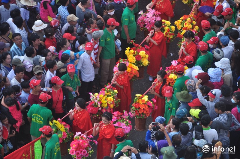 “Biển người” trong lễ rước kiệu Thiên Hậu Thánh Mẫu - ảnh 15