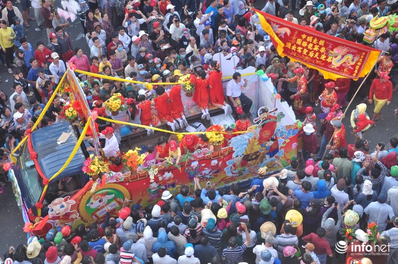 “Biển người” trong lễ rước kiệu Thiên Hậu Thánh Mẫu - ảnh 16