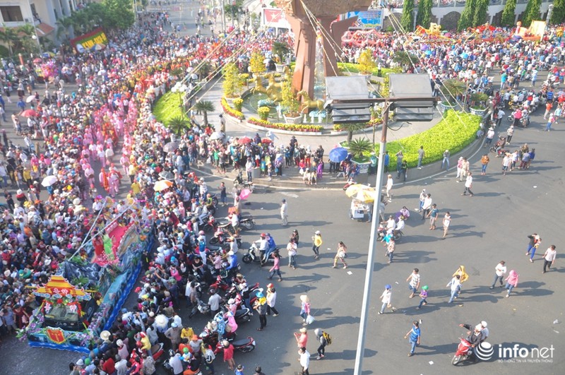 “Biển người” trong lễ rước kiệu Thiên Hậu Thánh Mẫu - ảnh 2