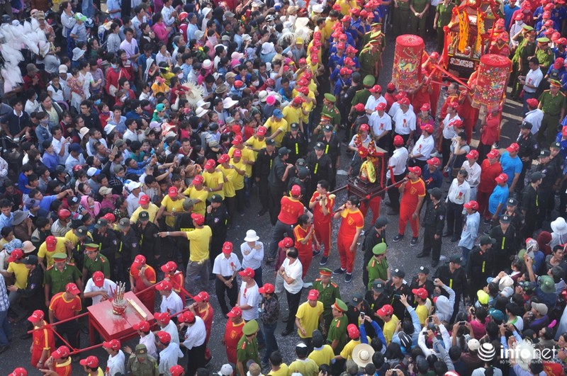 “Biển người” trong lễ rước kiệu Thiên Hậu Thánh Mẫu - ảnh 17