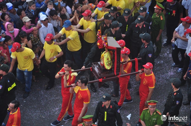 “Biển người” trong lễ rước kiệu Thiên Hậu Thánh Mẫu - ảnh 18