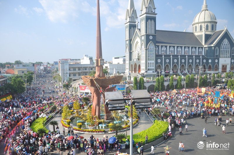 “Biển người” trong lễ rước kiệu Thiên Hậu Thánh Mẫu - ảnh 1