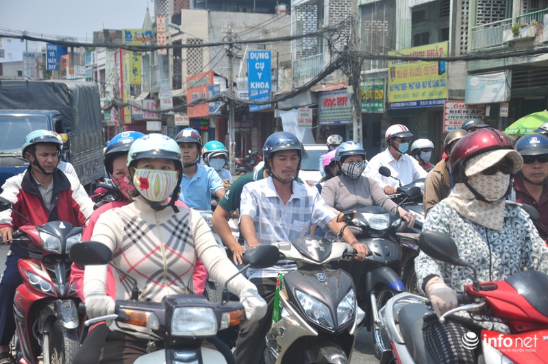 Người Sài Gòn bức bối trong nắng nóng đầu năm - ảnh 7