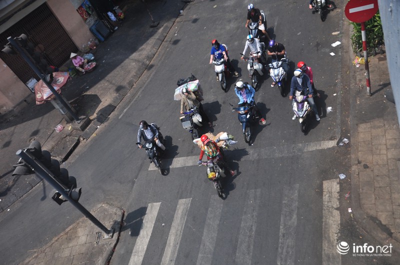 Người Sài Gòn bức bối trong nắng nóng đầu năm - ảnh 6