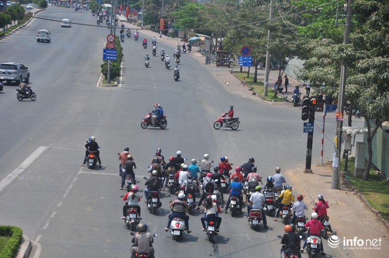 Người Sài Gòn bức bối trong nắng nóng đầu năm - ảnh 5