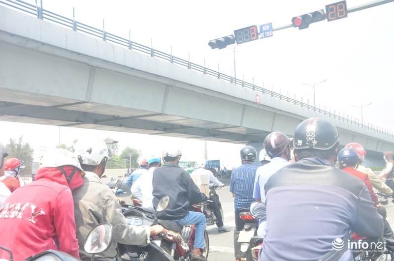 Người Sài Gòn bức bối trong nắng nóng đầu năm - ảnh 2