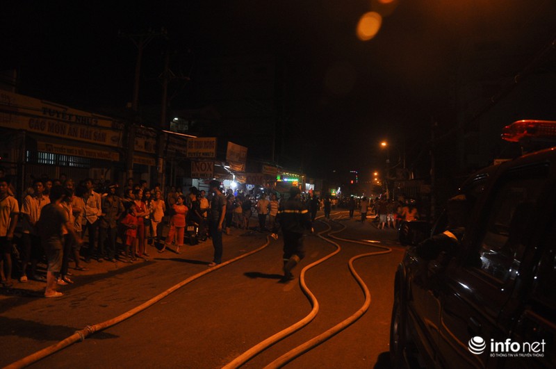 TP.HCM: 122 chiến sĩ cứu hỏa vật lộn 4 tiếng với đám cháy xưởng mút - ảnh 6