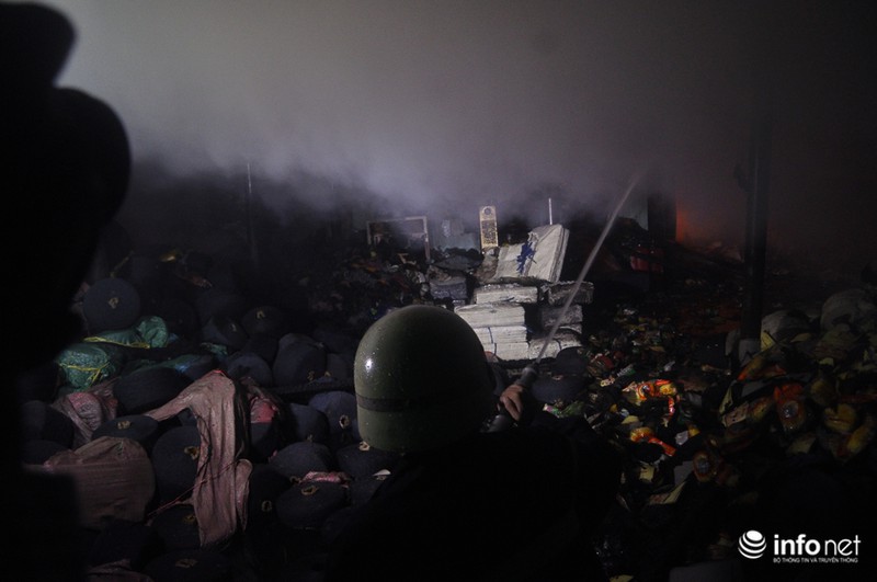 TP.HCM: 122 chiến sĩ cứu hỏa vật lộn 4 tiếng với đám cháy xưởng mút - ảnh 5