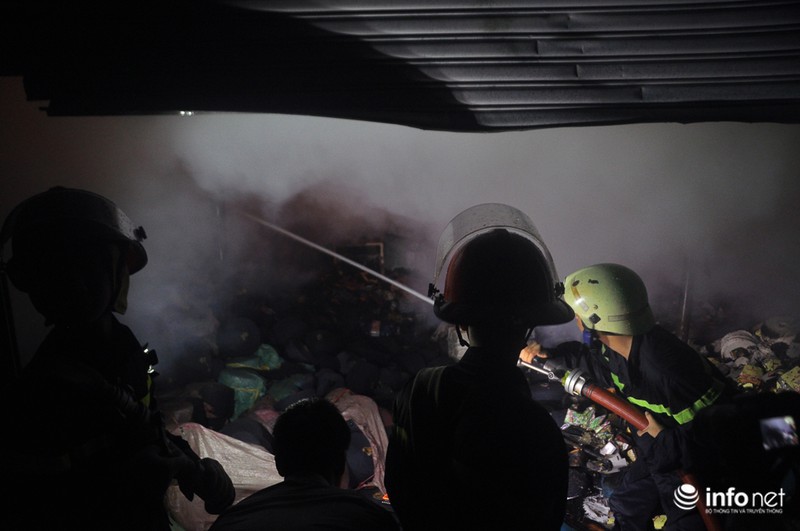 TP.HCM: 122 chiến sĩ cứu hỏa vật lộn 4 tiếng với đám cháy xưởng mút - ảnh 1