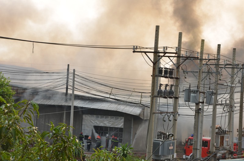 TP.HCM: 128 chiến sĩ cứu hỏa vật lộn 4 tiếng với đám cháy xưởng bông gòn - ảnh 1