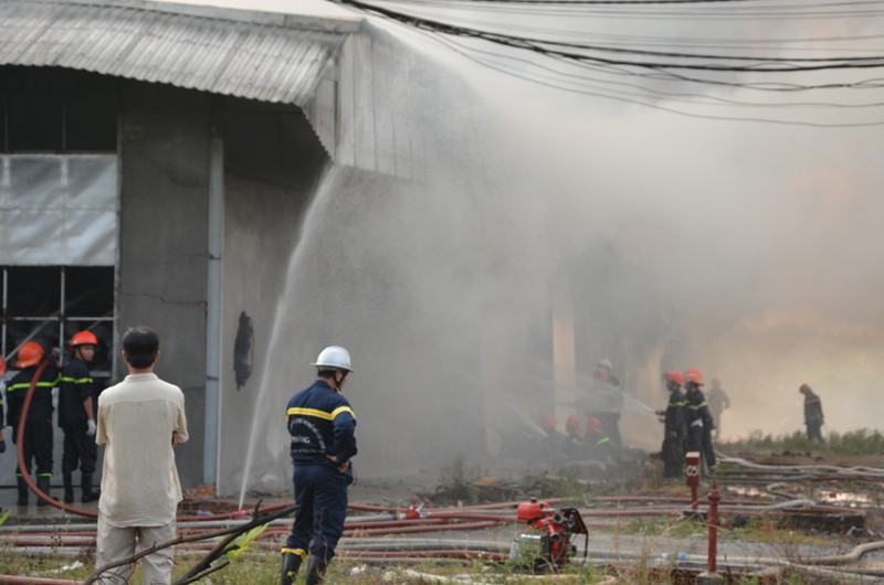 TP.HCM: 128 chiến sĩ cứu hỏa vật lộn 4 tiếng với đám cháy xưởng bông gòn - ảnh 3