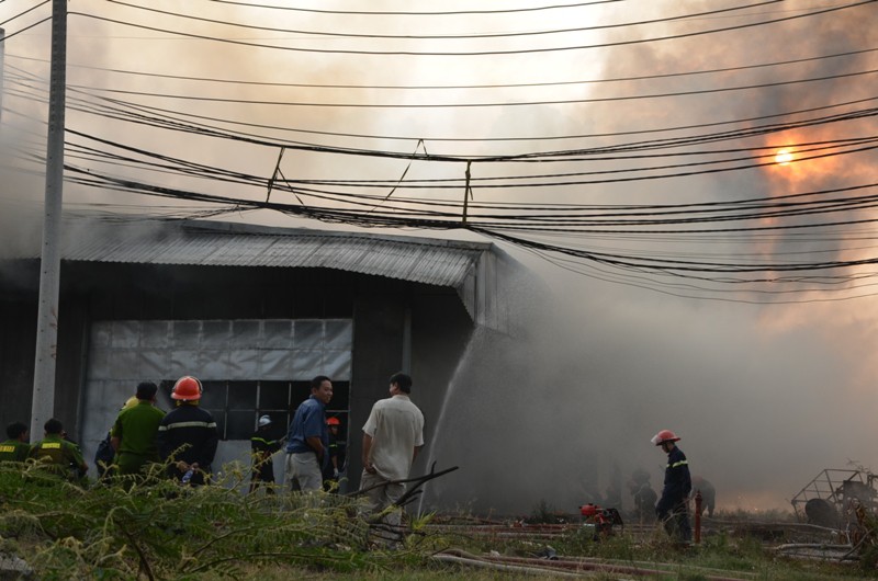 TP.HCM: 128 chiến sĩ cứu hỏa vật lộn 4 tiếng với đám cháy xưởng bông gòn - ảnh 2